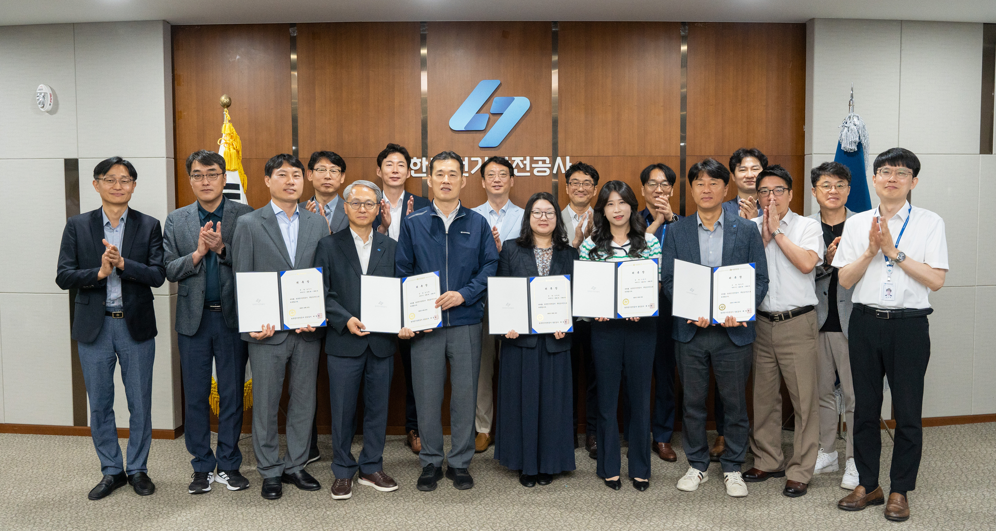 26일 전북 완주군 한국전기안전공사에서 열린 특임감사인 위촉식에서 허정환상임감사(사진앞 줄 가운데)와 특임감사인 17명이 임명장을 들고 있다. 한국전기안전공사제공