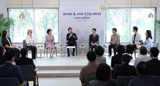 이재명 대통령이 30일 서울 용산구 대통령실 파인그라스에서 열린 문화예술계 수상자 간담회에서 발언하고 있다. 왼쪽부터 칸국제영화제 학생 부문(라 시네프) 1등상을 수상한 허가영 감독, 프랑스 문화예술공로훈장 ‘코망되르’를 수훈한 조수미 성악가, 김혜경 여사, 이 대통령, 토니상 6관왕을 석권한 뮤지컬 ‘어쩌면 해피엔딩’의 박천휴 작가, 넷플릭스 드라마 ‘폭싹 속았수다’를 연출한 김원석 감독, ‘로잔발레 콩쿠르’에서 우승한 박윤재 발레리노, 강유정 대변인. [사진 통령실사진기자단]