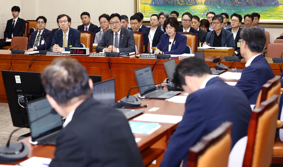 김병환 금융위원장이 30일 오전 서울 여의도 국회에서 열린 2025년도 제2회 추가경정예산안 관련 정무위원회 전체회의에서 의원 질의에 답변하고 있다. 뉴스1