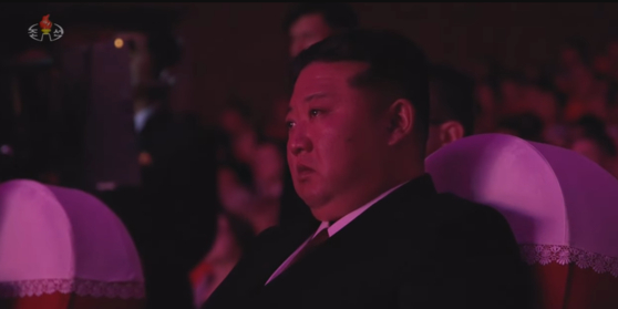 러시아에 파병된 북한군의 모습을 보며 울먹이는 김정은 북한 국무위원장. 조선중앙TV 캡처