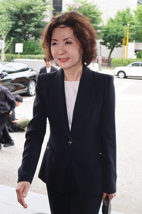 이진숙 사회부총리 겸 교육부 장관 후보자가 30일 오전 서울 여의도 한국교육시설안전원에 마련된 인사청문회 준비 사무실로 출근하고 있다. 연합뉴스 