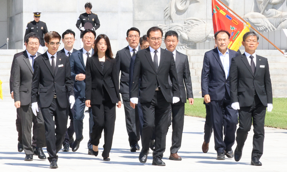 순직 해병 수사 방해 의혹 사건을 수사하는 이명현 특별검사와 특검보, 수사팀장 등 지휘부가 1일 오전 채 해병이 안장된 국립대전현충원을 찾아 현충탑에 참배한 뒤 이동하고 있다. 김성태 객원기자