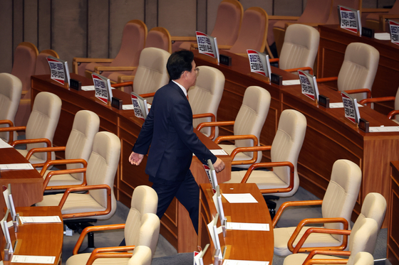 지난달 27일 국회 본회의장에서 송언석 국민의힘 원내대표가 법사위원장 등을 선출하기로 한 의사일정 강행에 대해 우원식 국회의장에게 항의하다 퇴장하고 있다. 연합뉴스