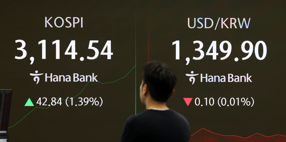 1일 오전 서울 중구 하나은행 딜링룸에서 딜러가 업무를 수행하고 있다. 뉴시스