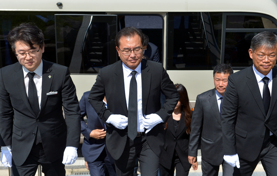 채 해병 수사 방해 의혹 사건을 수사하는 채 해병 특별검사팀 이명현 특별검사와 특검팀원들이 공식 출범을 하루 앞둔 1일 국립대전현충원 고 채수근 해병 묘소를 참배하기위해 입장하고 있다.김성태 객원기자