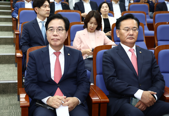국민의힘 송언석 원내대표(왼쪽)와 유상범 원내수석부대표가 6월 30일 서울 여의도 국회에서 열린 의원총회에 참석해 굳은 표정을 하고 있다. 뉴스1
