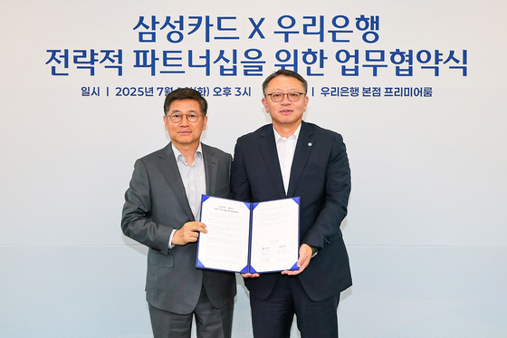 1일 삼성카드와 우리은행은 업무 협약을 체결했다. 이날 삼성카드 김이태 사장(왼쪽)과 우리은행 정진완 은행장이 기념 사진을 촬영했다. 삼성카드 제공. 