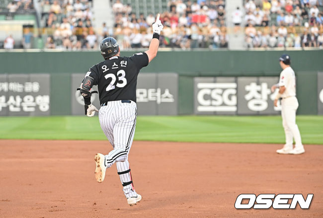 [OSEN=부산, 이석우 기자] 1일 부산 사직야구장에서 2025 신한 SOL 뱅크 KBO 리그 롯데 자이언츠와 LG 트윈스의 경기가 열렸다. 홈팀 롯데는 데이비슨이, 방문팀 LG는 에르난데스가 선발 출전했다.LG 트윈스 오스틴이 3회초 1사 2루 좌월 2점 홈런을 치고 세리머니를 하고 있다. 2025.07.01 / foto0307@osen.co.kr