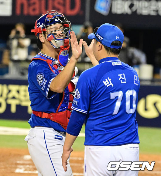 [OSEN=잠실, 지형준 기자] 삼성이 강민호, 후라도를 앞세워 이틀 전 꼴찌 키움 히어로즈에 당한 스윕패 충격을 극복했다.프로야구 삼성 라이온즈는 1일 서울 잠실구장에서 열린 2025 신한 SOL뱅크 KBO리그 두산 베어스와의 시즌 10번째 맞대결에서 4-1로 승리했다.삼성은 3연전 기선제압과 함께 최근 4연패, 원정 5연패에서 탈출하며 시즌 40승 1무 39패를 기록했다. 잠실구장 5연승에 성공. 반면 연승에 실패한 두산은 31승 3무 46패가 됐다.경기를 마치고 삼성 박진만 감독이 강민호와 승리 하이파이브를 하고 있다. 2025.07.01 