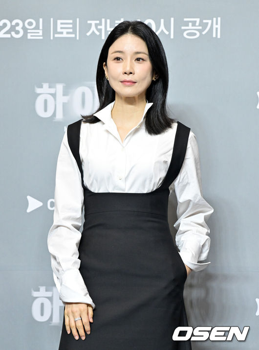 [OSEN=조은정 기자] 쿠팡플레이 시리즈 '하이드' 제작발표회가 19일 서울 강남구 조선팰리스 서울 강남에서 열렸다.‘하이드’는 어느 날 남편이 사라진 후, 그의 실종에 얽힌 비밀을 추적하며 감당하기 어려운 큰 진실과 마주하게 되는 여자의 이야기다. 이보영, 이무생, 이청아, 이민재가 출연한다. 3월 23일부터 매주 토, 일요일 오후 10시 쿠팡플레이에서 공개.배우 이보영이 포즈를 취하고 있다. 2024.03.19 /cej@osen.co.kr