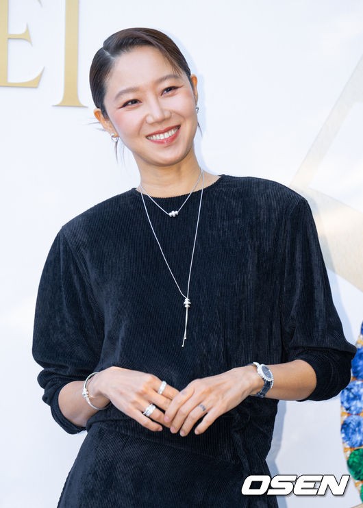 [OSEN=김성락 기자] 8일 오후 서울 성동구 성수동 코사이어티에서 한 패션 주얼리 브랜드의 컬렉션 50주년 기념 전시 포토월 행사가 열렸다. 배우 공효진이 취재진을 향해 포즈를 취하고 있다. 2023.11.08 / ksl0919@osen.co.kr
