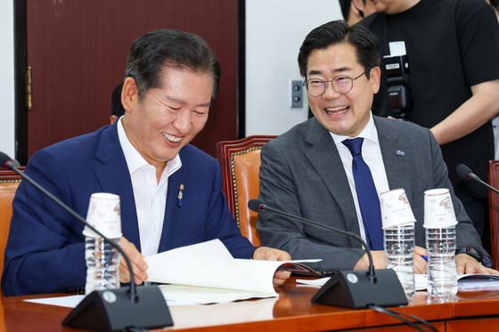 더불어민주당 당대표에 도전하는 정청래(왼쪽), 박찬대 의원이 2일 오후 서울 여의도 국회에서 열린 검찰개혁 토론회에서 만나 대화하고 있다. 뉴스1