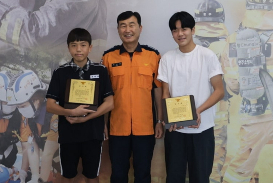 2일 충북 충주소방서는 물에 빠진 노인을 구한 김규민군(17)과 김태환군(15)에게 감사패를 전달했다고 밝혔다. 뉴스1