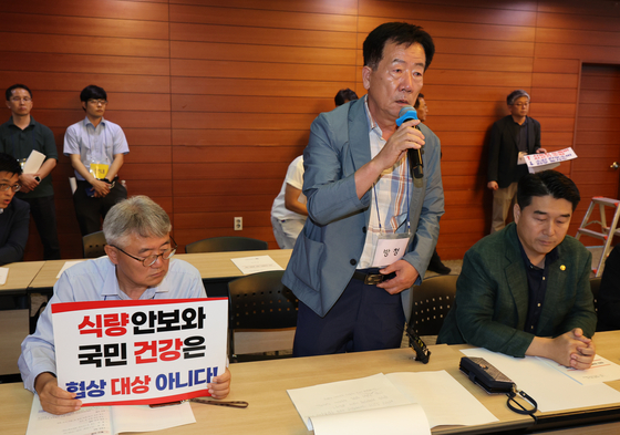 30일 서울 중구 포스트타워에서 열린 한미 관세조치 협의 관련 공청회에서 민경천 전국한우협회 회장이 질의를 하고 있다. 연합뉴스