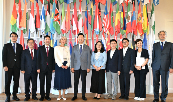 오세훈 서울시장을 비롯한 서울시 대표단이 국제반부패아카데미(IACA) 관계자와 기념 촬영하고 있다. [사진 서울시]