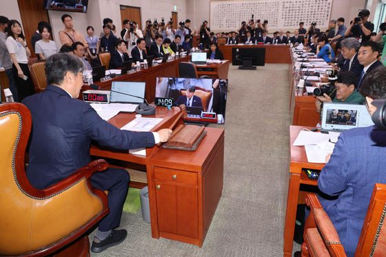 이춘석 국회 법제사법위원회 위원장이 1일 서울 여의도 국회에서 열린 제426회 국회(임시회) 제1차 전체회의에서 의사봉을 두드리고 있다. 뉴스1
