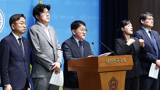  '김학의 불법 출국금지 사건'으로 재판을 받았던 조국혁신당 차규근 의원, 이광철 당무감사위원장, 이규원 전략위원장 등이 2일 서울 여의도 국회 소통관에서 이재명 정부의 첫 검찰 인사 대상 중 송강 검찰국장과 임세진 검찰과장등에 대한 인사 재고를 촉구하는 기자회견을 하고 있다. 송 검찰국장과 임 검찰과장은 지난 2021년 1월 시작된 김학의 출국금지 사건 수사를 담당한 검사들이다. 뉴스1