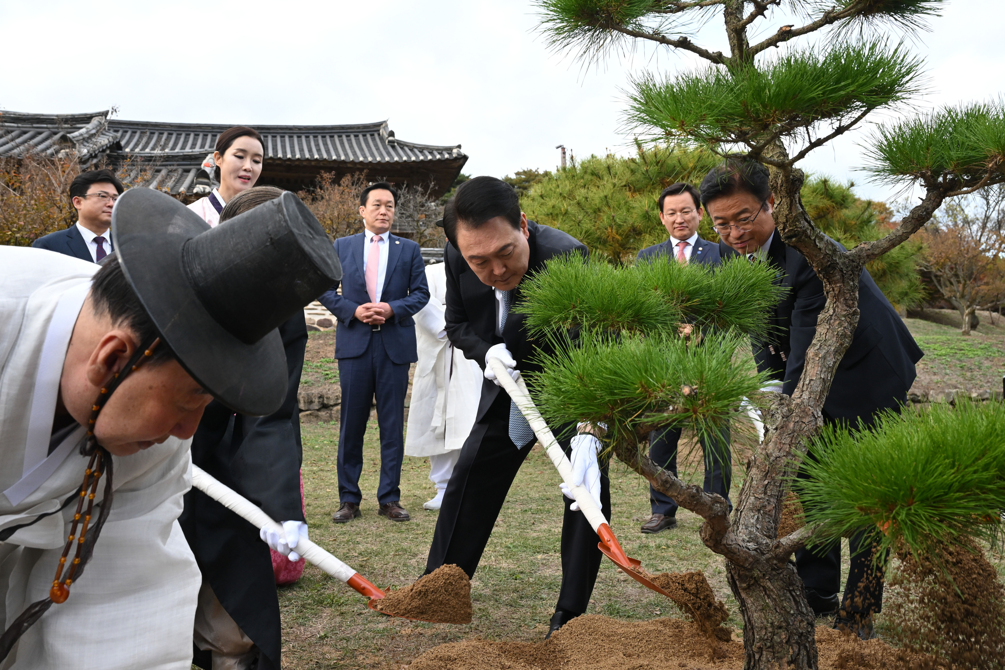 윤석열 전 대통령이 현직이었던 2023년 10월 27일 경북 안동시 병산서원에서 열린 유림간담회에 참석한 가운데 간담회를 마치고 유림들과 기념식수를 식재하고 있다. 연합뉴스