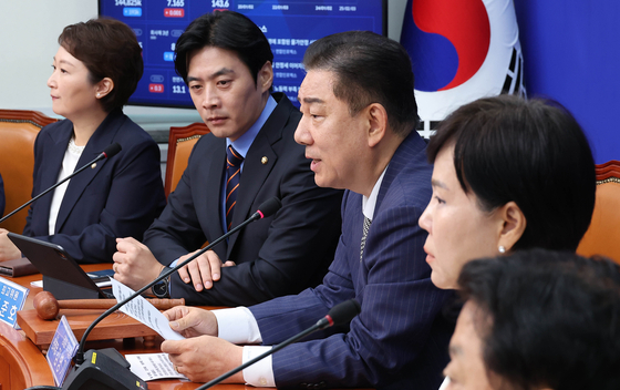 김병기 더불어민주당 대표 직무대행 겸 원내대표(가운데)가 2일 오전 국회에서 열린 최고위원회의에서 발언하고 있다. 임현동 기자/20250702