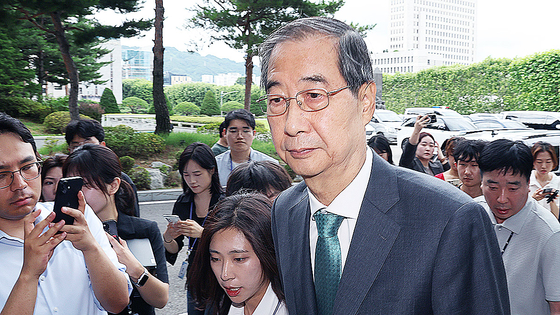  한덕수 전 국무총리가 2일 내란특검 조사를 받기 위해 서울 서초구 서울고검 청사로 출석하고 있다. 뉴스1