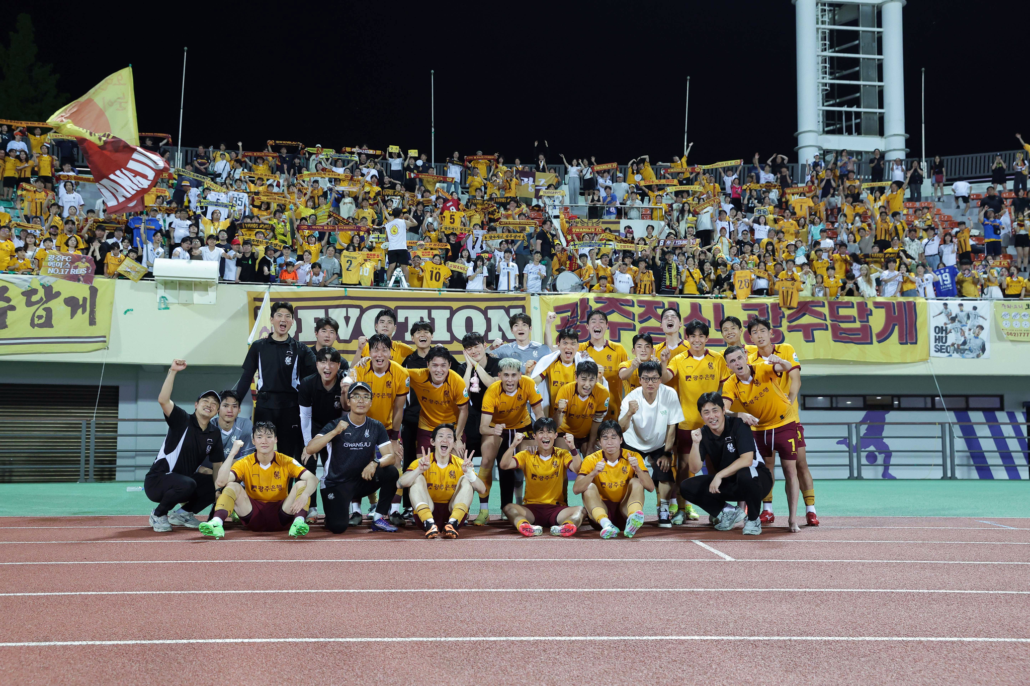 프로축구 광주FC 선수단이 팬들을 배경으로 기념사진을 찍고 있다. [사진 프로축구연맹]