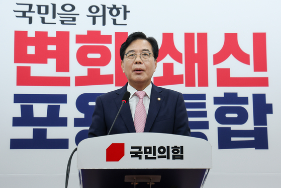 송언석 국민의힘 비상대책위원장 겸 원내대표가 2일 오전 서울 여의도 국회에서 '국민의 마음을 푯대로 삼아 전진하겠습니다'를 주제로 취임 기자회견을 하고 있다. 뉴스1