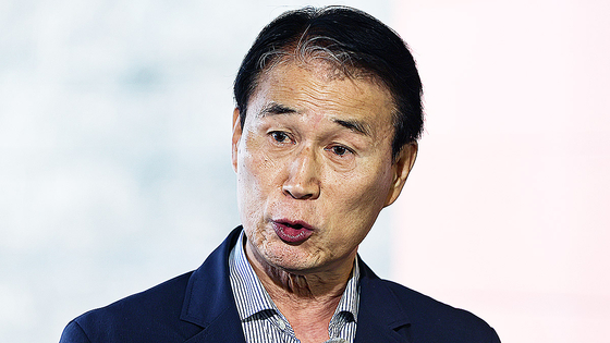  권오을 국가보훈부 장관 후보자가 6월 25일 서울 중구 서울스퀘어에 마련된 인사청문회 사무실로 출근하며 취재진 질문에 답하고 있다. 뉴스1