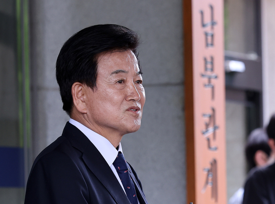 정동영 통일부 장관 후보자가 6월 24일 오후 서울 종로구 남북관계관리단에 마련된 인사청문회 준비 사무실에 도착해 취재진 질문에 답하고 있다. 뉴스1