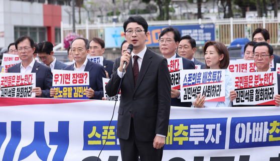 주진우 국민의힘 의원이 1일 서울 용산구 대통령실 앞에서 열린 현장 의원총회에서 김민석 국무총리 후보자 지명 철회를 촉구하고 있다. 뉴스1