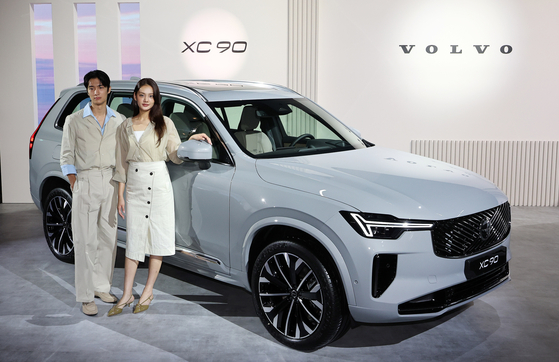 2일 볼보코리아가 서울 광진구 워커힐호텔에서 신형 'XC90' 'S90' 출시 행사를 열고 국내 판매를 시작한다고 밝혔다. 사진은 준대형 스포츠유틸리티차(SUV) XC90. 뉴스1