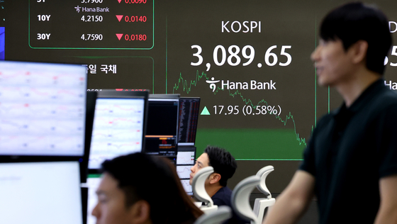 1일 오후 서울 중구 하나은행 딜링룸에 코스피 종가가 표시 되고 있다.   이날 코스피는 장중 2% 가까이 오르며 연고점을 갱신했으나 0.58% 상승한 3089.65로, 코스닥은 0.28% 상승한 783.67에 마쳤다. 뉴스1