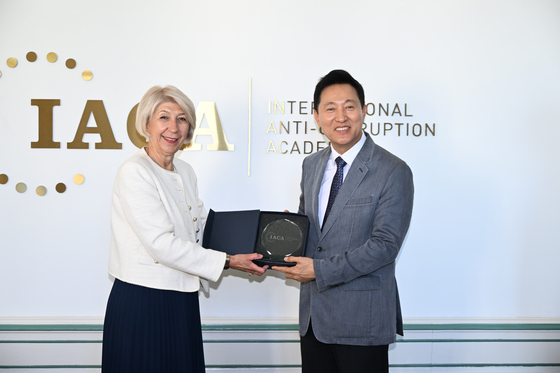 오세훈 서울시장이 1일 슬라쟈냐 타세바 국제반부패아카데미(IACA) 학장에게 기념품을 받고있다. [사진 서울시]