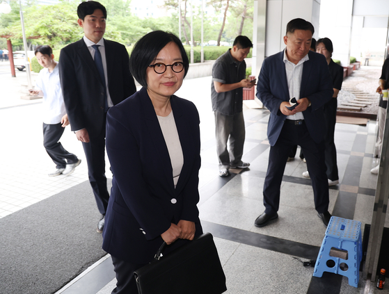 한성숙 중소벤처기업부 장관 후보자가 지난달 26일 서울 영등포구 중소기업기술정보진흥원 수도권평가실에 마련된 인사청문회 준비 사무실로 출근하고 있는 모습. 연합뉴스
