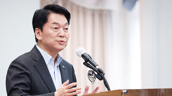 안철수 국민의힘 의원이 지난달 30일 오후 서울 중구 프레스센터에서 열린 광복회장 주최 '나,조계진' 출판기념회에 참석해 축사를 하고 있다. 뉴스1