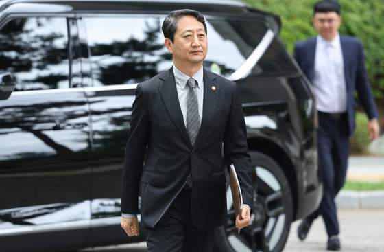 안덕근 산업통상자원부 장관이 2일 내란특검 조사를 받기 위해 서울 서초구 서울고검 청사로 출석하고 있다. 연합뉴스