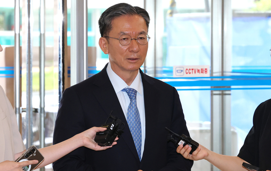 당내 온건파로 분류되는 정성호 법무부 장관 후보자는 검찰개혁 추진 과정의 의견 수렴과 소통, 국회에서의 여야 합의 등을 강조했다. 뉴스1