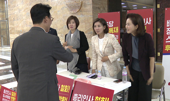 김민석 국무총리 후보자가 지난달 30일 서울 여의도 국회 로텐더홀에서 총리 지명 철회 등을 촉구하며 국회 본청에서 농성 중인 나경원 국민의힘 의원을 만나 대화하고 있다. 사진 연합뉴스TV