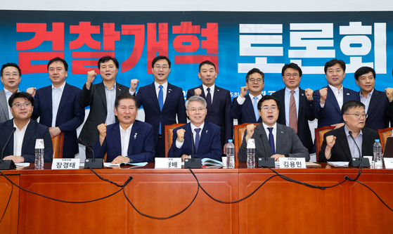 2일 오후 서울 여의도 국회에서 열린 검찰개혁 토론회에서 참석자들이 기념 촬영하고 있다. 앞줄 왼쪽부터 유승익 교수, 정청래, 민형배, 박찬대 더불어민주당 의원, 김필성 변호사. 뉴스1