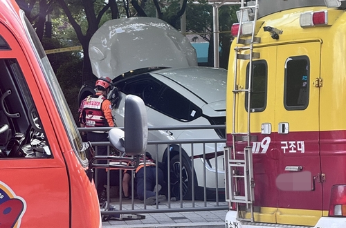 1일 서울 상암동 도로에서 SUV 차량이 인도로 돌진해 40대 남성이 숨진 사고 현장. 연합뉴스 