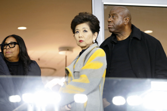 지난해 미국여자축구리그(NWSL) 챔피언 결정전에 참석한 미셸 강 회장. 오른쪽은 은퇴한 미국 프로농구 스타 매직 존슨이다. [연합뉴스]