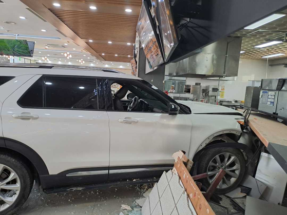 12일 오전 11시32분쯤 80대 A씨가 몰던 차량이 강원 강릉시 성산면 영동고속도로 강릉 방향 대관령 휴게소 내 식당가로 돌진하는 사고가 발생했다. 사진 강원특별자치도소방본부