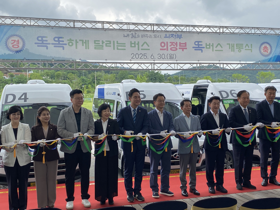 지난달 30일 의정부시 빛뜰문화공원에서 똑버스 개통식이 열렸다. 민경선 경기교통공사 사장, 김동근 의정부시장, 김연균 의정부시의회 의장, 이재강 국회의원, 오석규 경기도의원 등 지역 주요 인사와 시민 100여 명이 참석했다. 사진 의정부시