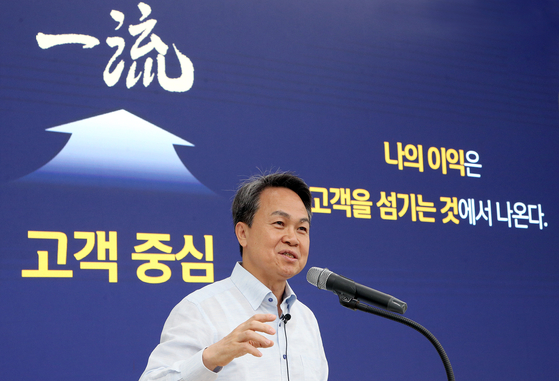 2023년 7월 진옥동 신한금융 회장이 신한금융 창립기념일을 맞아 서울 중구 신한라이프 사옥에서 직원들에게 그룹의 방향성에 대해 설명하고 있다. 신한금융 제공