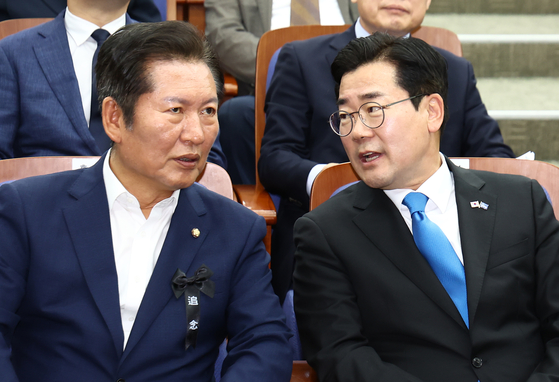 더불어민주당 당 대표 선거에 출마한 정청래, 박찬대 의원은 추석 전 검찰개혁을 끝내겠다는 점을 강조했다. 뉴스1