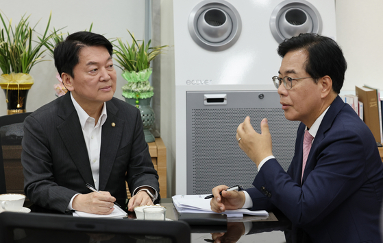 송언석 국민의힘 비상대책위원장 겸 원내대표가 2일 국회에서 혁신위원장으로 내정된 안철수 의원과 회동하고 있다. 임현동 기자
