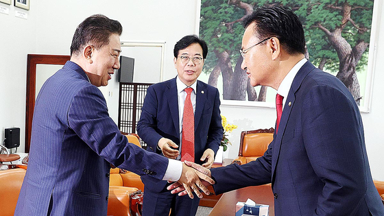  더불어민주당 김병기 원내대표와 국민의힘 송언석 원내대표, 유상범 원내운영수석부대표(왼쪽부터)가 1일 오후 국회에서 추경안 관련 비공개 회동에 앞서 인사하고 있다. 뉴시스