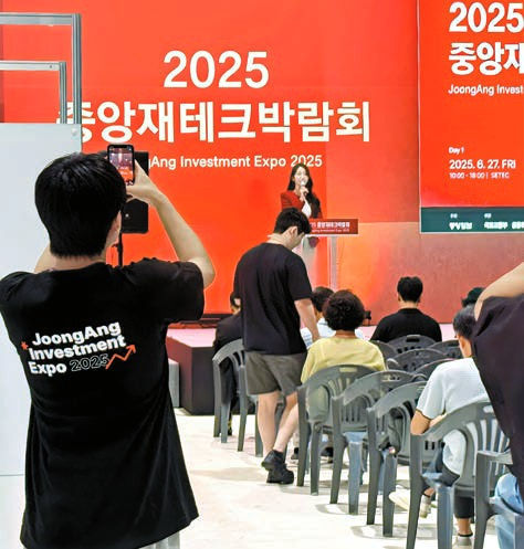  대학생 서포터즈가 박람회 현장에서 활동을 하고 있다. [중앙포토]