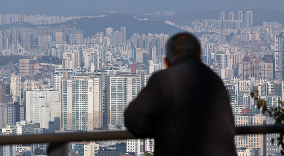 서울 남산에서 바라본 도심 아파트. 뉴스1