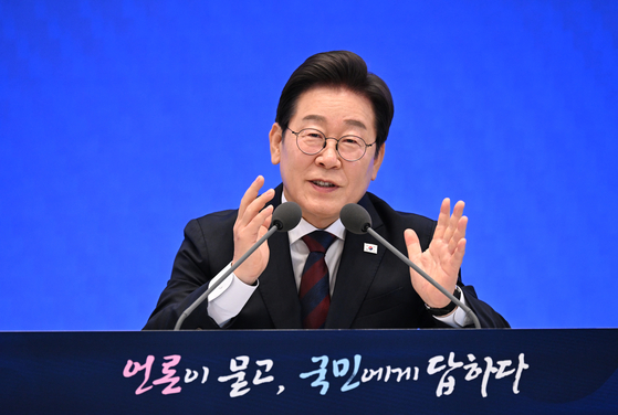 이재명 대통령이 3일 서울 종로구 청와대 영빈관에서 열린 취임 첫 공식 기자회견 '대통령의 30일, 언론이 묻고 국민에게 답하다'에 참석해 기자 질문에 답변하고 있다. 2025.07.03. 대통령실사진기자단