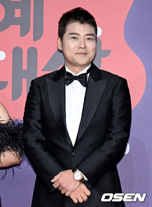 [OSEN=조은정 기자]2023 SBS연예대상 포토월 행사가 30일 서울 마포구 상암 SBS 프리즘타워에서 열렸다.방송인 전현무가 레드카펫을 밟으며 포즈를 취하고 있다. 2023.12.30/cej@osen.co.kr